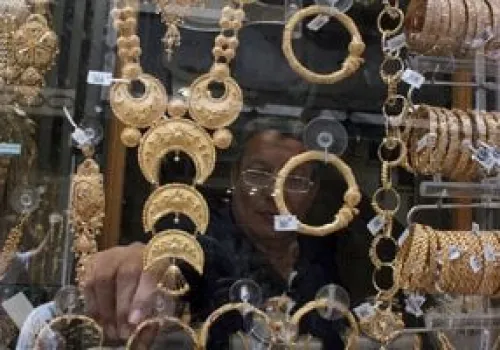 تراجع ملحوظ في أسعار الذهب بمصر: عيار 21 والجنيه يفقدان قيمتهما وسط ضغوط عالمية