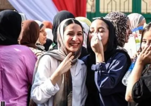 طلاب الثانوية العامة في الجيزة يتوافدون على اللجان لأداء امتحان اللغة العربية وسط إجراءات أمنية مشددة