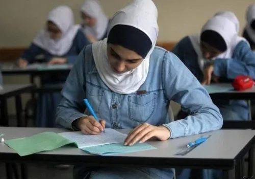 طلاب الثانوية العامة يتسابقون على نماذج إجابات امتحان اللغة العربية 2026