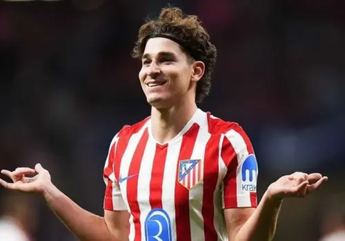 ألفاريز يتشبث بحلم الانتقال إلى برشلونة رغم ضغوطات أتلتيكو مدريد