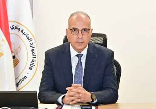 وزير الري يراقب حادث غرق صندل في ميناء السد العالي ويؤكد على إجراءات التعامل البيئي