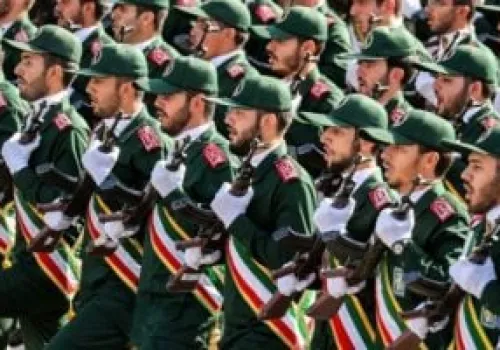 تصعيد عسكري في مضيق هرمز: الحرس الثوري الإيراني يقصف مواقع أمريكية رداً على الضربات الجوية